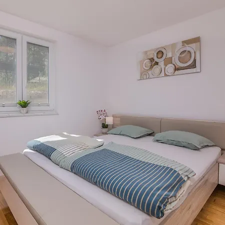 Lana Apartment *